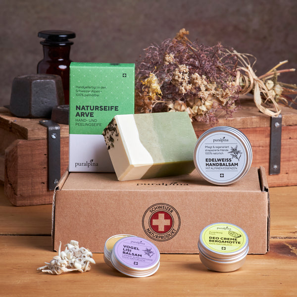 Geschenkset Für dich, enthält je 1 Naturseife Arve, Edelweiss Handbalsam 30ml. Vogellisi Balsam 10ml und 1 Deo Creme Bergamotte 15ml in Aludose