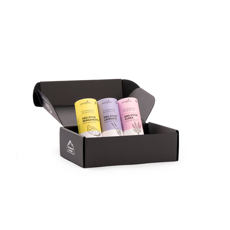 Drei verschieden puralpina Deo Sticks verpackt in einer Geschenkbox. Düfte: Bergamotte, Lavendel und Flora