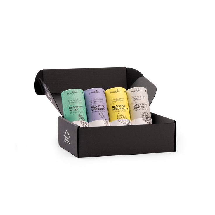 Vier verschiede puralpina Deo Sticks verpackt in einer Geschenkbox. Düfte: Minze, Lavendel, Bergamotte und Nature