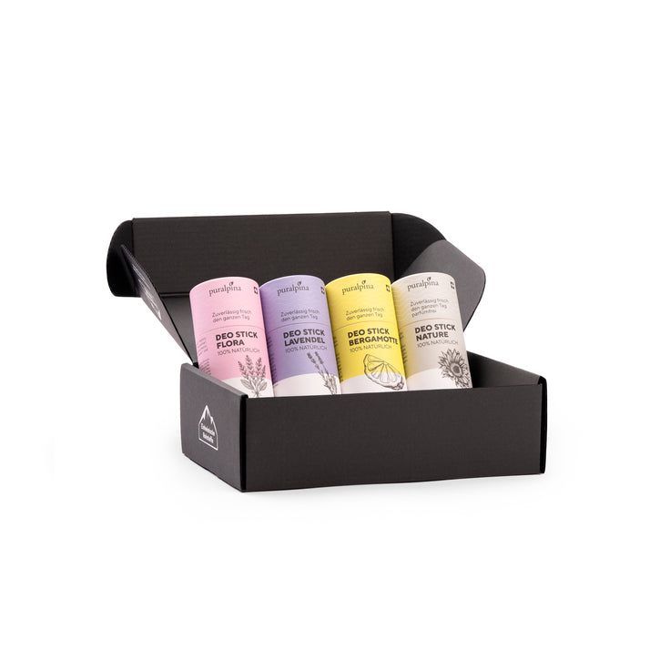 Vier verschiede puralpina Deo Sticks verpackt in einer Geschenkbox. Düfte: Flora, Lavendel, Bergamotte und Nature