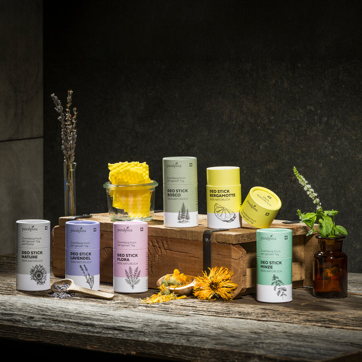 Gruppenbild mit allen puralpina Deo Sticks. Düfte: Nature, Lavendel, Flora, Bosco, Bergamotte, Minze