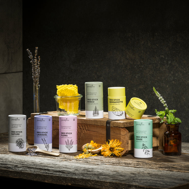 Gruppenbild mit allen puralpina Deo Sticks. Düfte: Nature, Lavendel, Flora, Bosco, Bergamotte, Minze