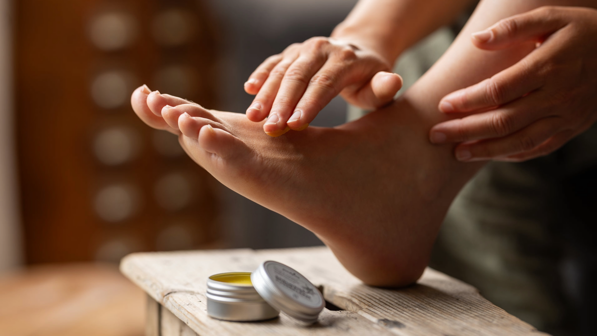 Fuss wird eingecremt mit Fussbalsam