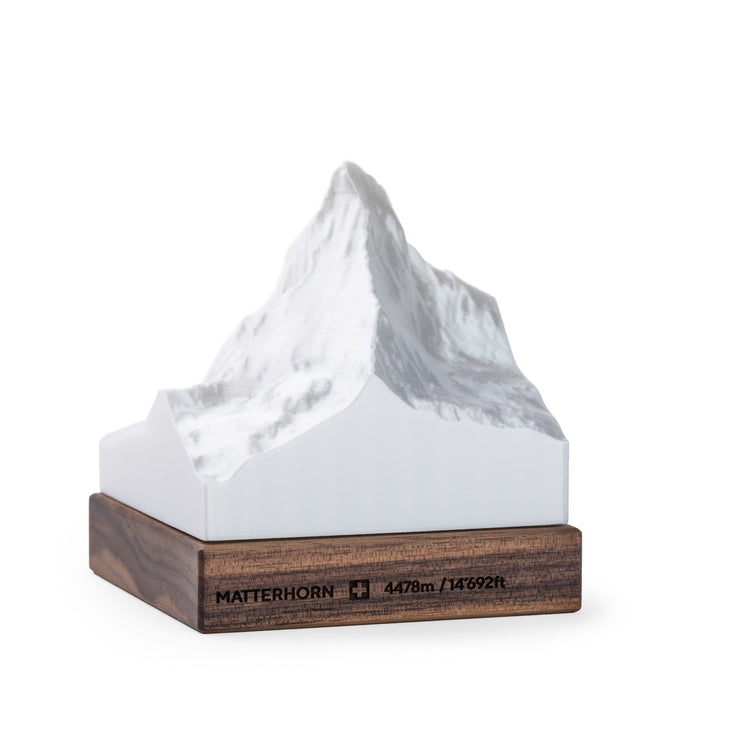 Relief 3D du Cervin blanc sur un socle en bois avec gravure du Cervin et indication d'altitude