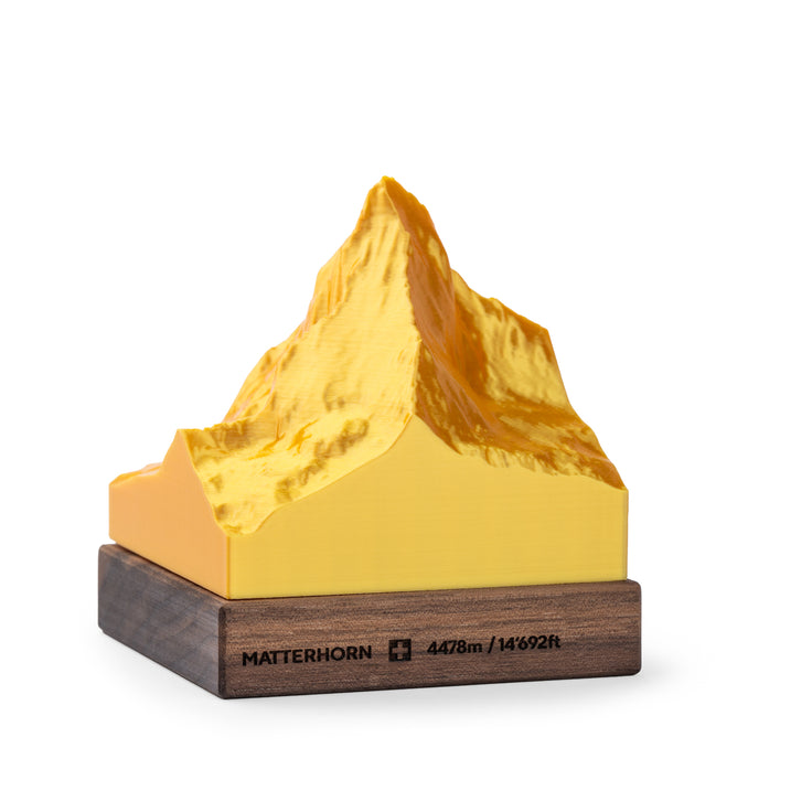 Relief 3D doré du Cervin sur un socle en bois avec gravure du Cervin et informations d'altitude