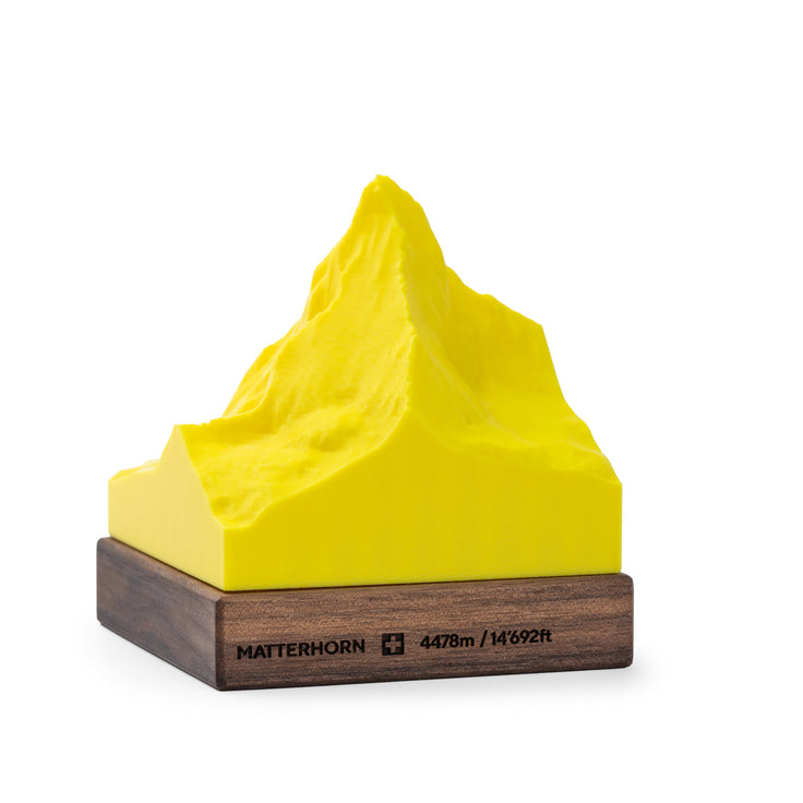 Relief 3D du Cervin jaune sur un socle en bois avec gravure du Cervin et informations d'altitude