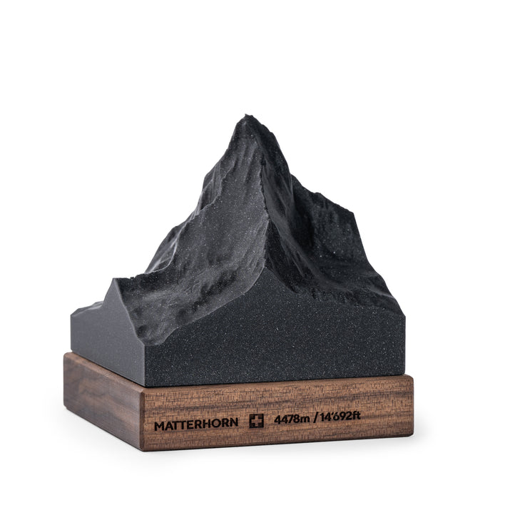 Relief 3D du Cervin noir sur un socle en bois avec gravure du Cervin et informations d'altitude