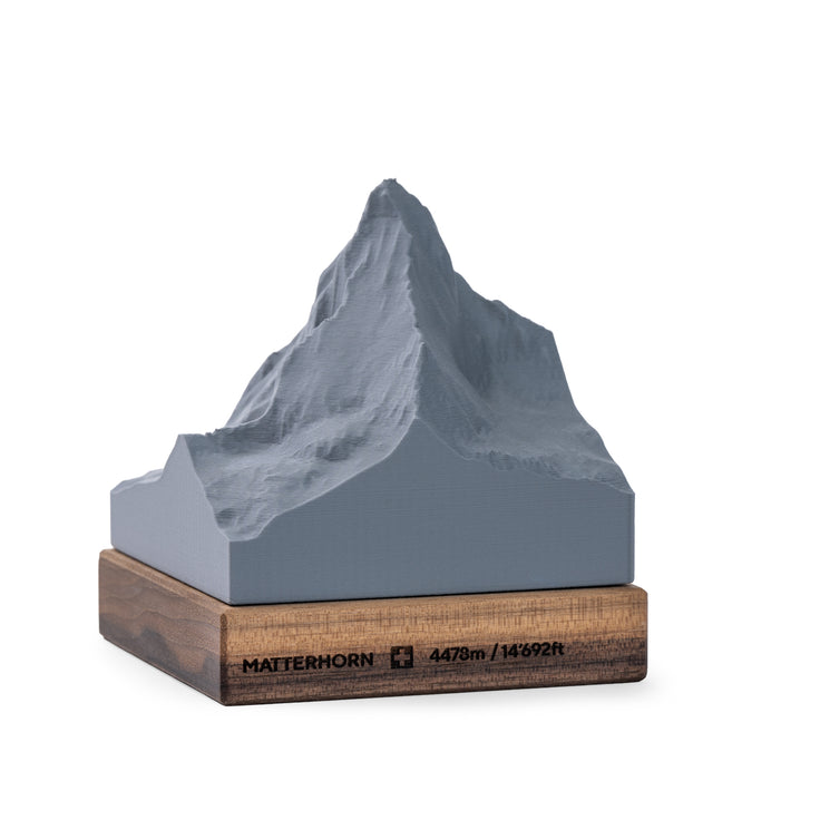 Relief 3D du Cervin gris sur un socle en bois avec gravure du Cervin et informations d'altitude