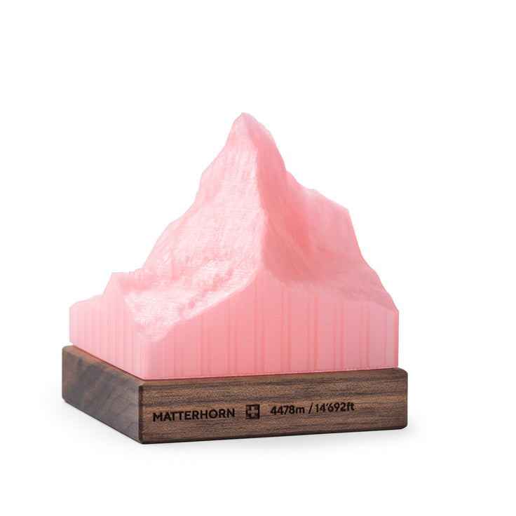Relief 3D du Cervin rose sur un socle en bois avec gravure du Cervin et informations d'altitude