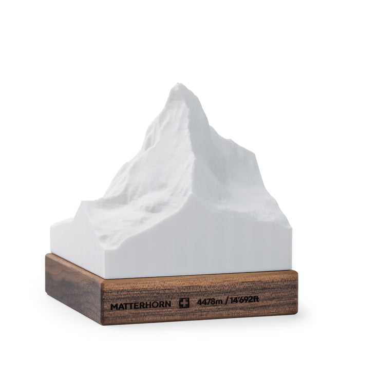 Relief 3D blanc mat du Cervin sur un socle en bois avec gravure du Cervin et indication d'altitude