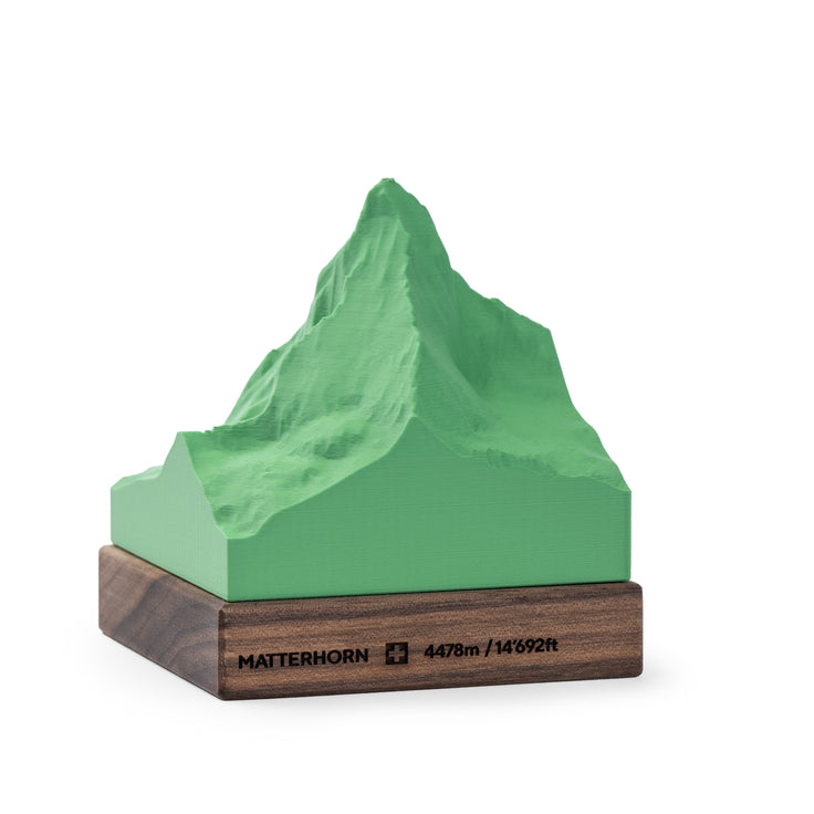 Relief 3D du Cervin vert sur un socle en bois avec gravure du Cervin et informations d'altitude