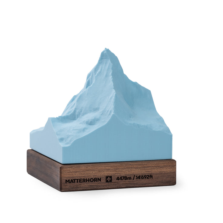Relief 3D bleu clair du Cervin sur un socle en bois avec gravure du Cervin et indication d'altitude
