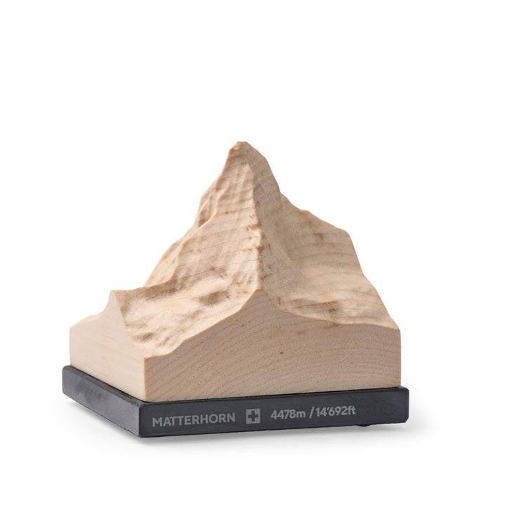 Bas-relief décoratif du Cervin en pin suisse sur socle en ardoise, gravé « Cervin 4478 m ».
